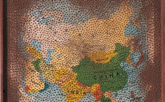 1978. Mapa d'Asia. Tècnica mixta sobre mapa sobre fusta, 141,5 x 101,5 cm