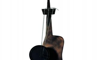 1998. Guitarra Lorquiana VII. Tècnica mixta sobre fusta, 61 x 25 x 7,5 cm.